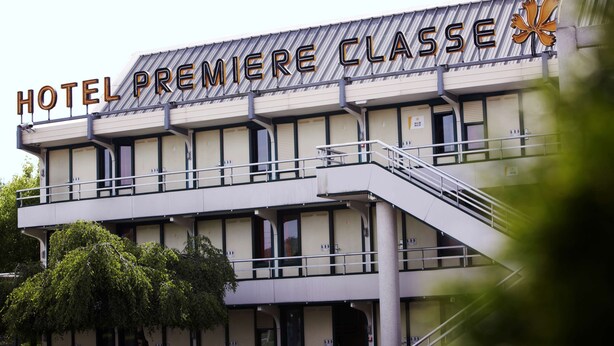 A hotel named "HOTEL PREMIERE CLASSE" with a modern architectural design, featuring a prominent balcony and a staircase leading to the entrance. - Première Classe Valence Sud (Valence)