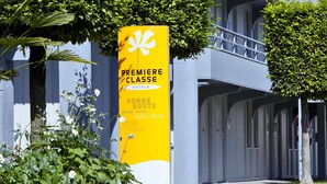 A yellow sign with "PREMIERE CLASSE HOTELS" and "BONNE ROUTE" indicating a hotel named "Bonne Route". - Première Classe Valence Sud (Valence)