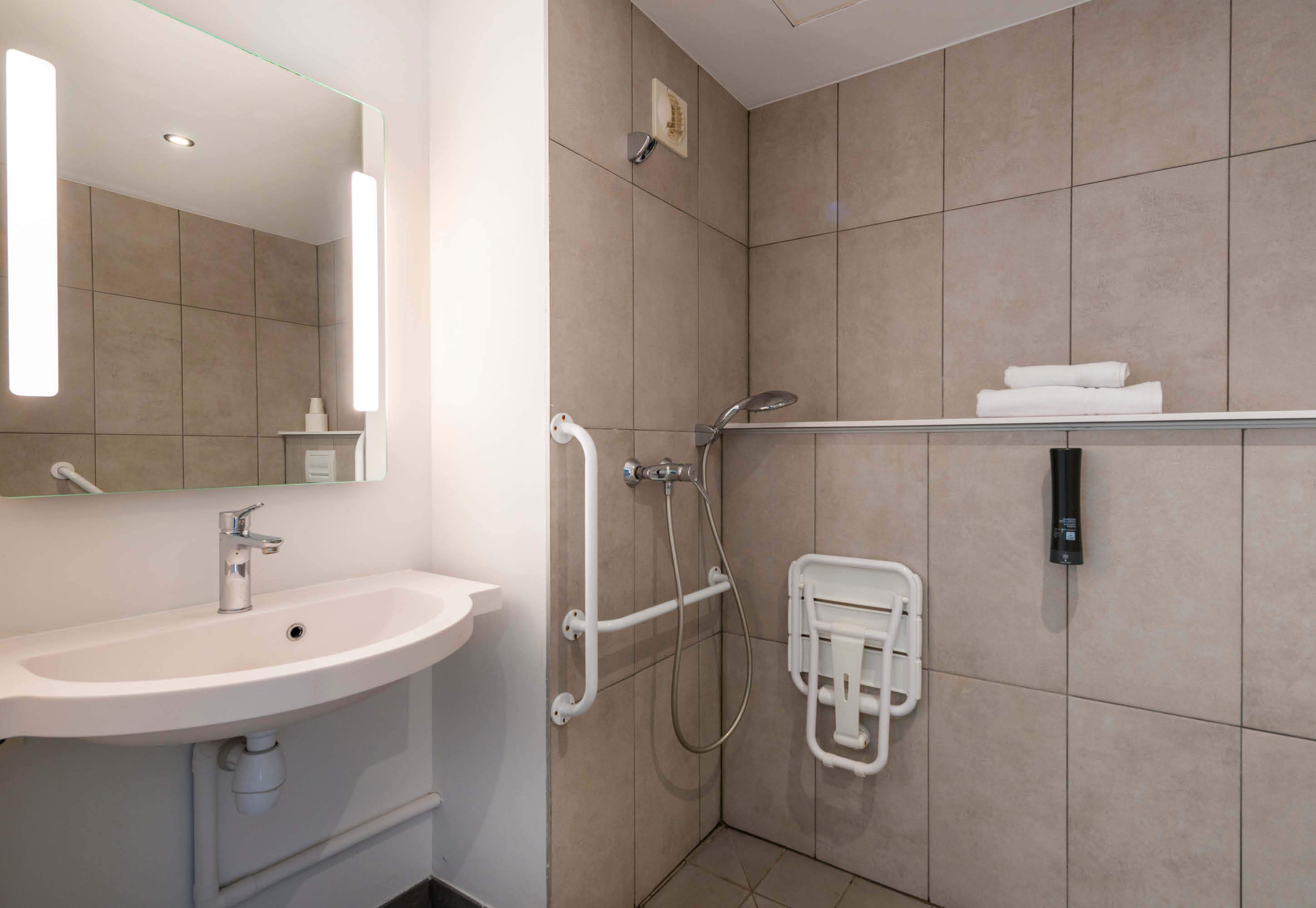 double room, accessible | bathroom | shower, towels