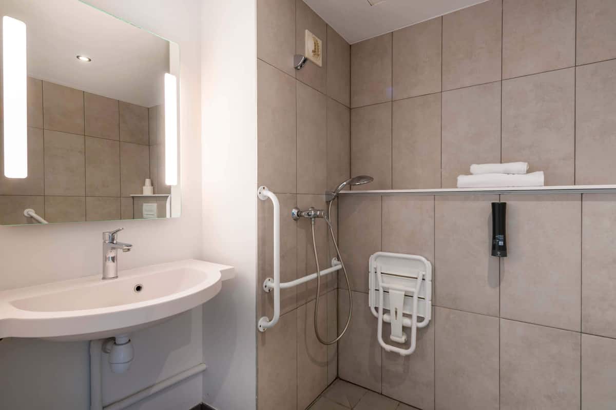 double room, accessible | bathroom | shower, towels