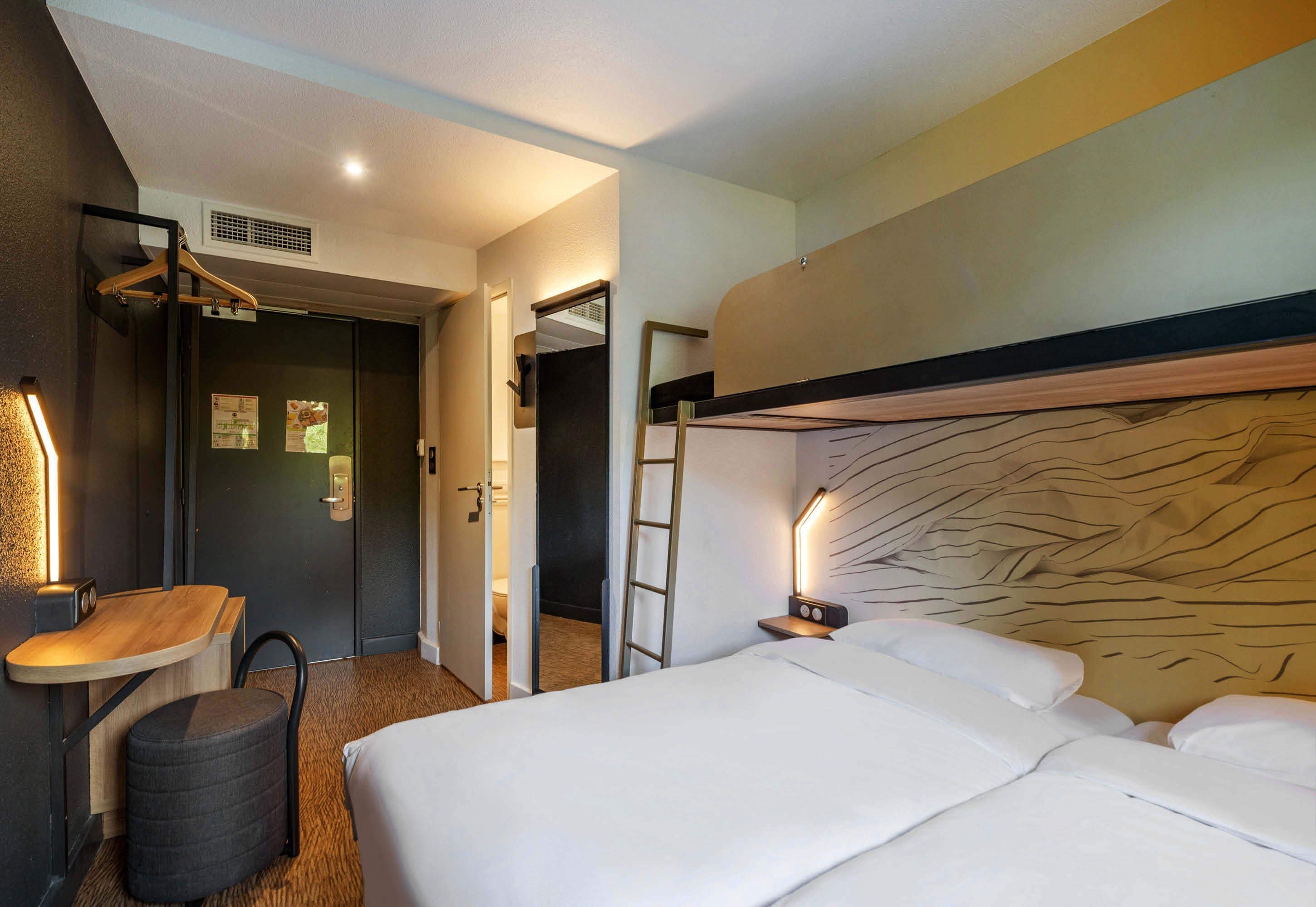 standard triple room | 1 bedroom, memory-foam beds, desk, blackout curtains