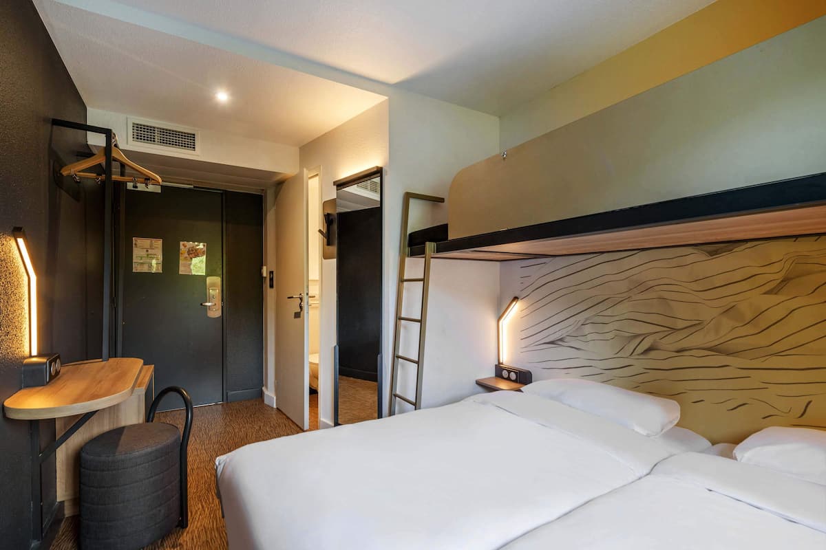 standard triple room | 1 bedroom, memory-foam beds, desk, blackout curtains