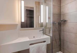 Shower, towels - B&B HOTEL Cholet Nord (Cholet)