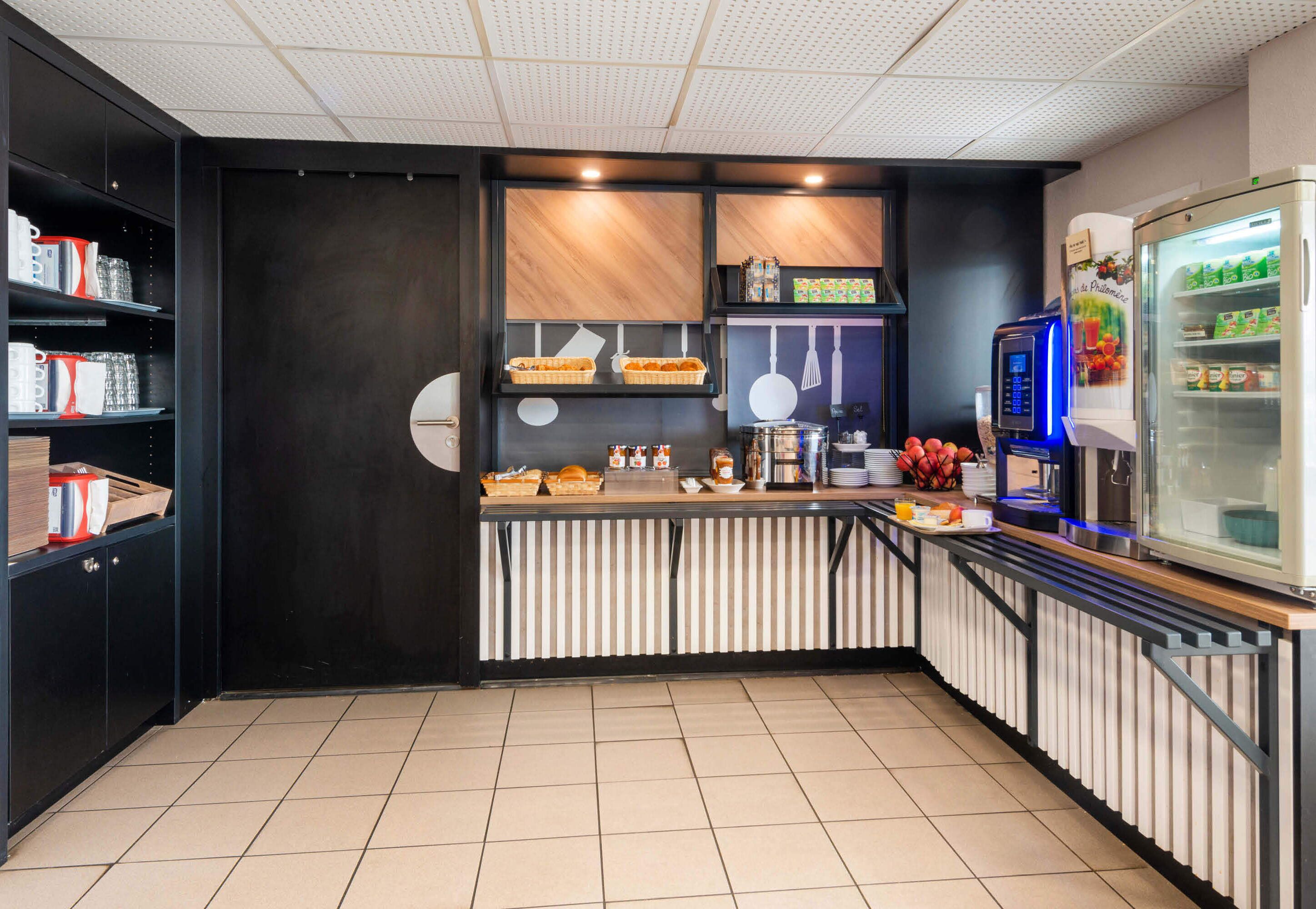 daily buffet breakfast for a fee