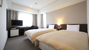 A hotel room with two beds, a TV, a desk, and a window with curtains. - Hotel Park Side Hiroshima Peace Park (Hiroshima)
