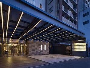 A hotel entrance with a modern design, featuring a covered walkway and a sign indicating the name 'Hotel Park Side'. - Hotel Park Side Hiroshima Peace Park (Hiroshima)