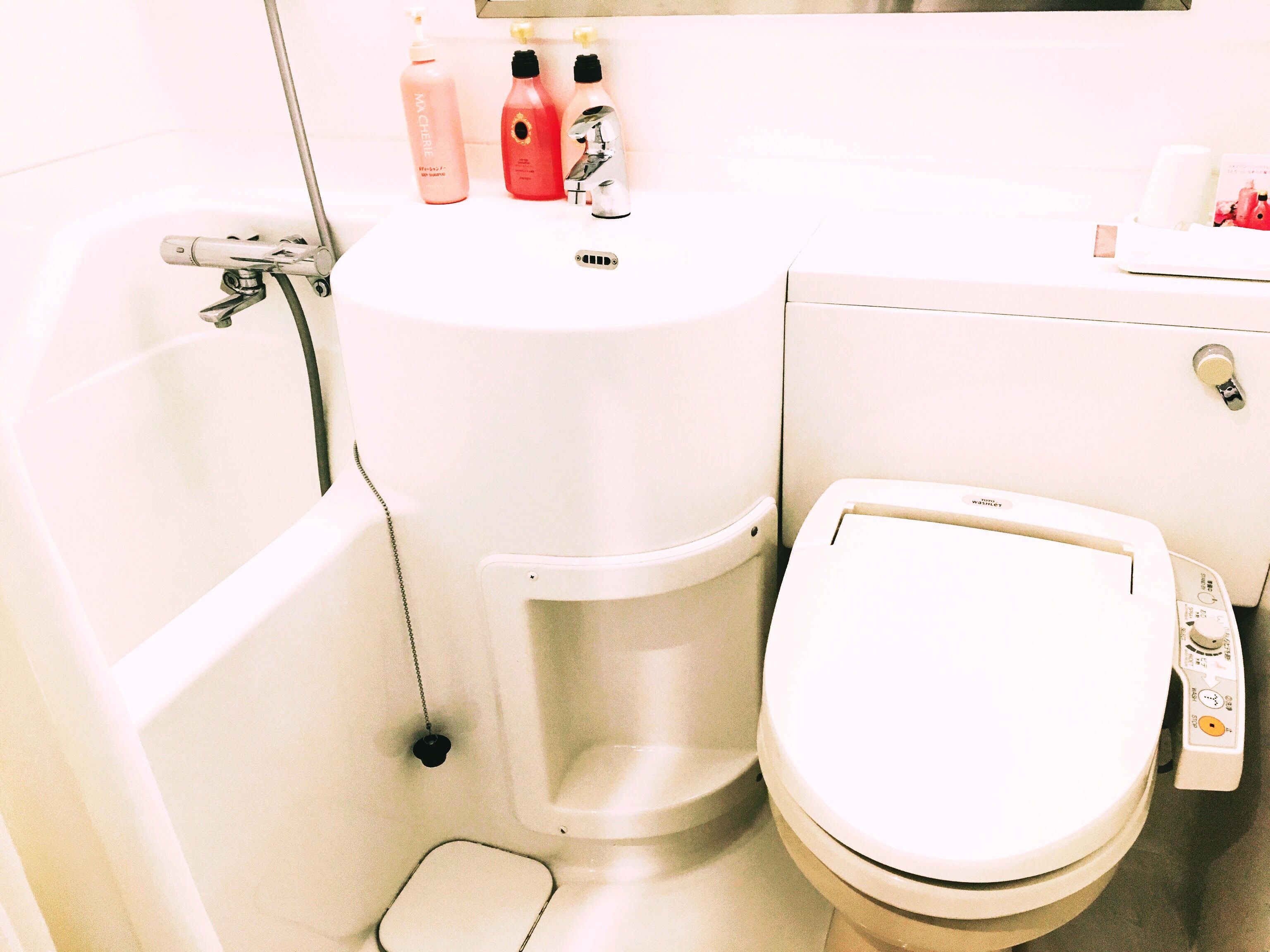 combined shower/bathtub, free toiletries, slippers, electronic bidet