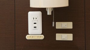 A wall-mounted electrical outlet with a USB charging port, a lamp, and two switches. - Hotel Park Side Hiroshima Peace Park (Hiroshima)
