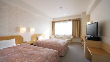 Laptop workspace, blackout drapes, iron/ironing board, free WiFi