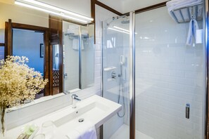 Quarto casal | Banheiro | Chuveiro, produtos de toalete grátis, secador de cabelo, chinelos