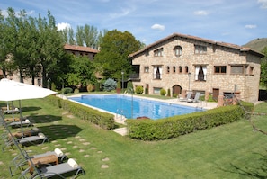 Seasonal outdoor pool, pool loungers - Hotel-SPA El Molino de Alcuneza (Siguenza)