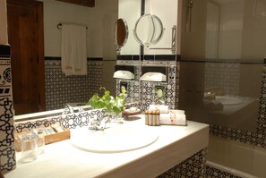 Superior Double Room | Bathroom