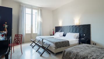 Standard-Dreibettzimmer | Hochwertige Bettwaren, Minibar, Zimmersafe, Schreibtisch