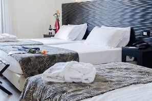 Junior Suite | Peralatan tempat tidur premium, bar mini, peti besi dalam bilik, meja 