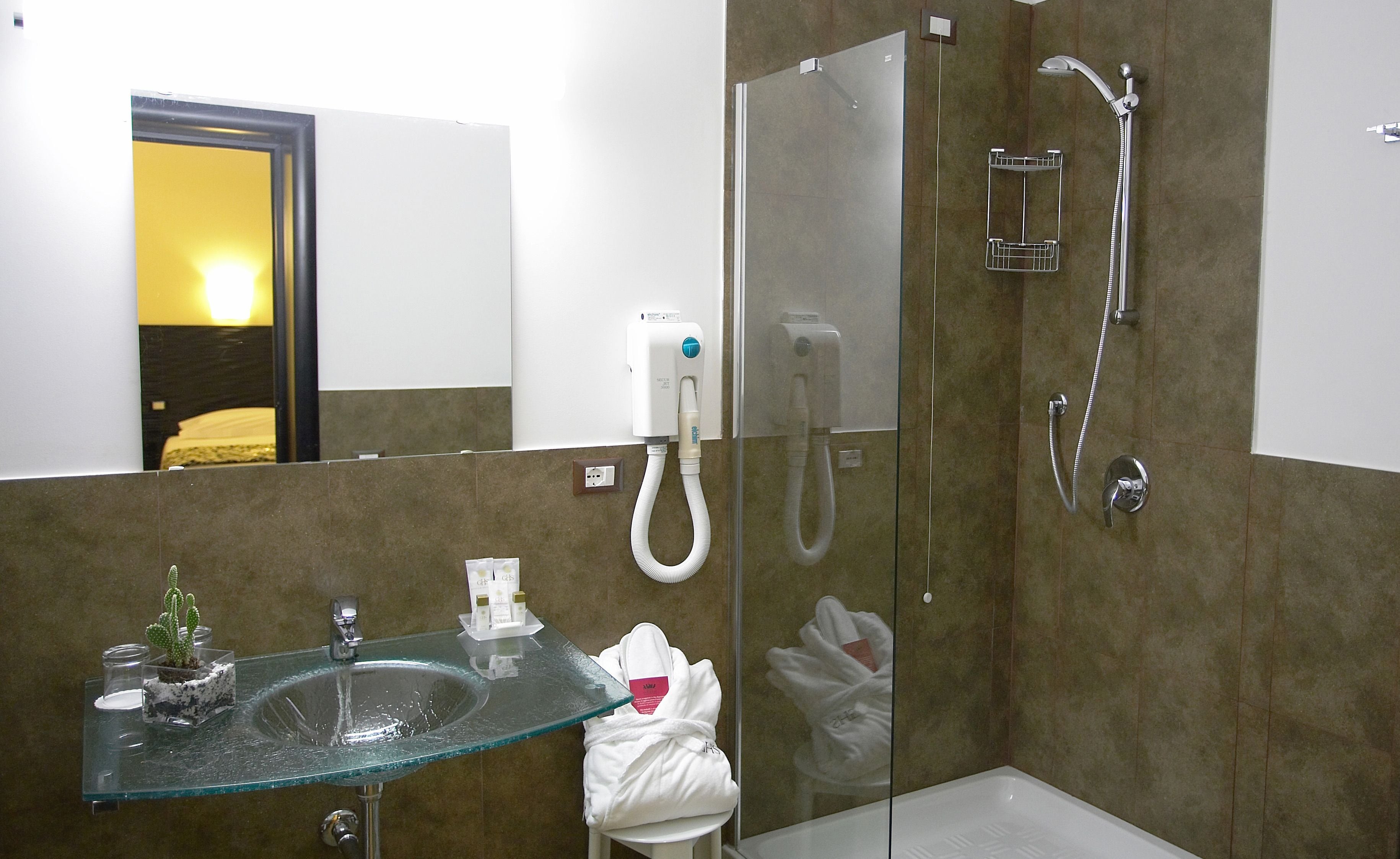 combined shower/bathtub, rainfall showerhead, designer toiletries