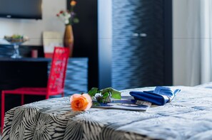 标准三人房 | 高档床上用品、迷你吧、客房内保险箱、办公桌