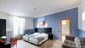 Una camera da letto con un letto, un comodino, una sedia e un quadro appeso al muro.