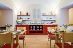 Petit déjeuner continental servi tous les jours en supplément