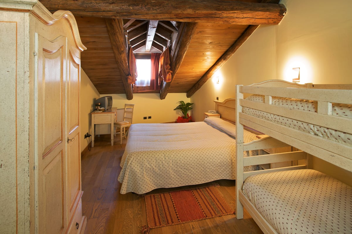 Down duvets, minibar, desk, blackout curtains