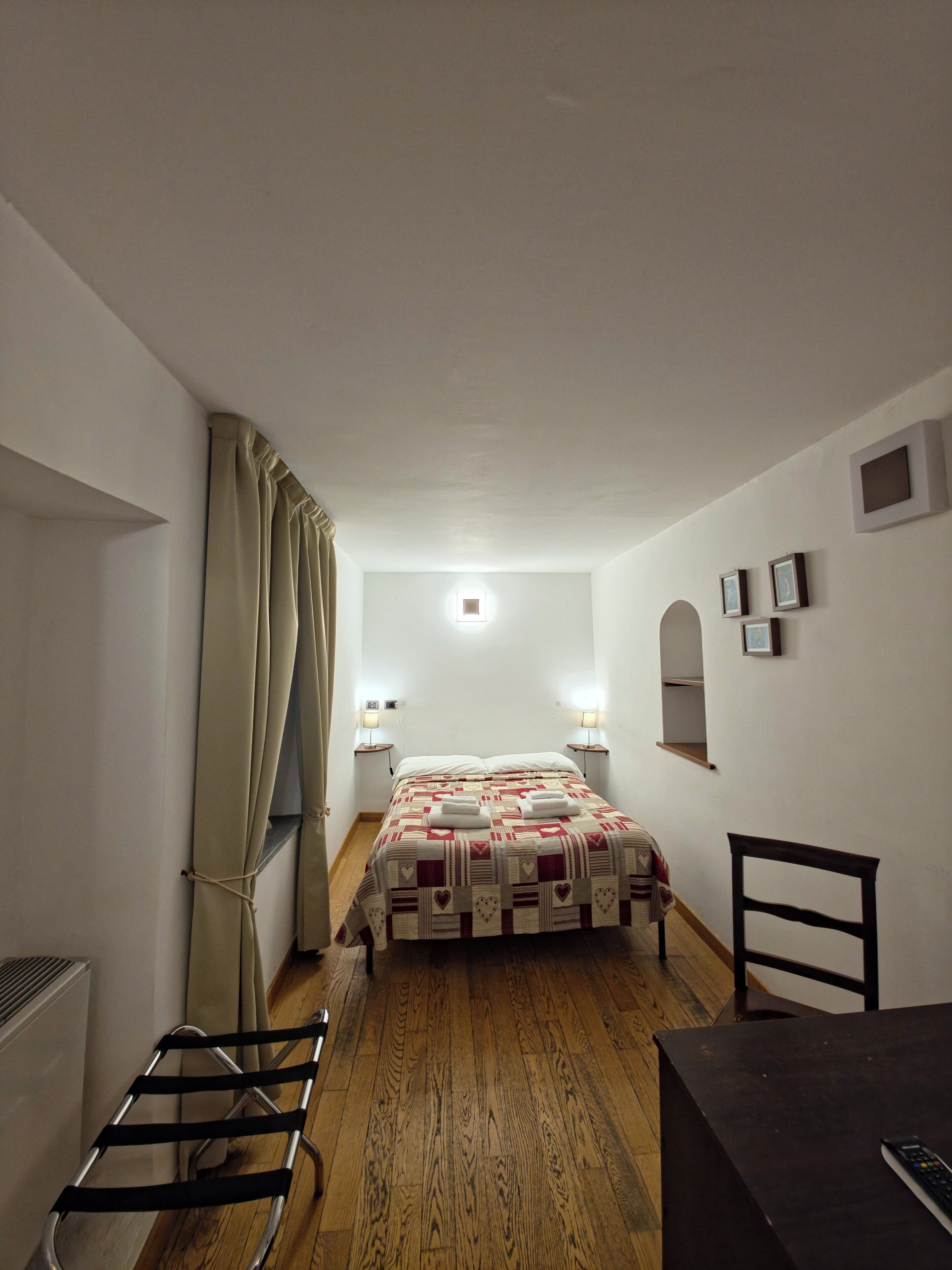 Kamar Deluks | Selimut bulu angsa, minibar, meja kerja, dan tirai kedap cahaya