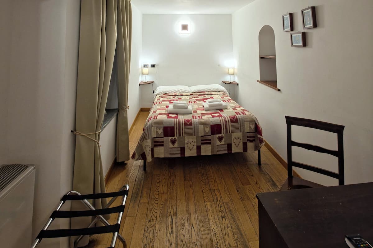 Camera Deluxe | Copriletto in piuma, minibar, una scrivania, tende oscuranti