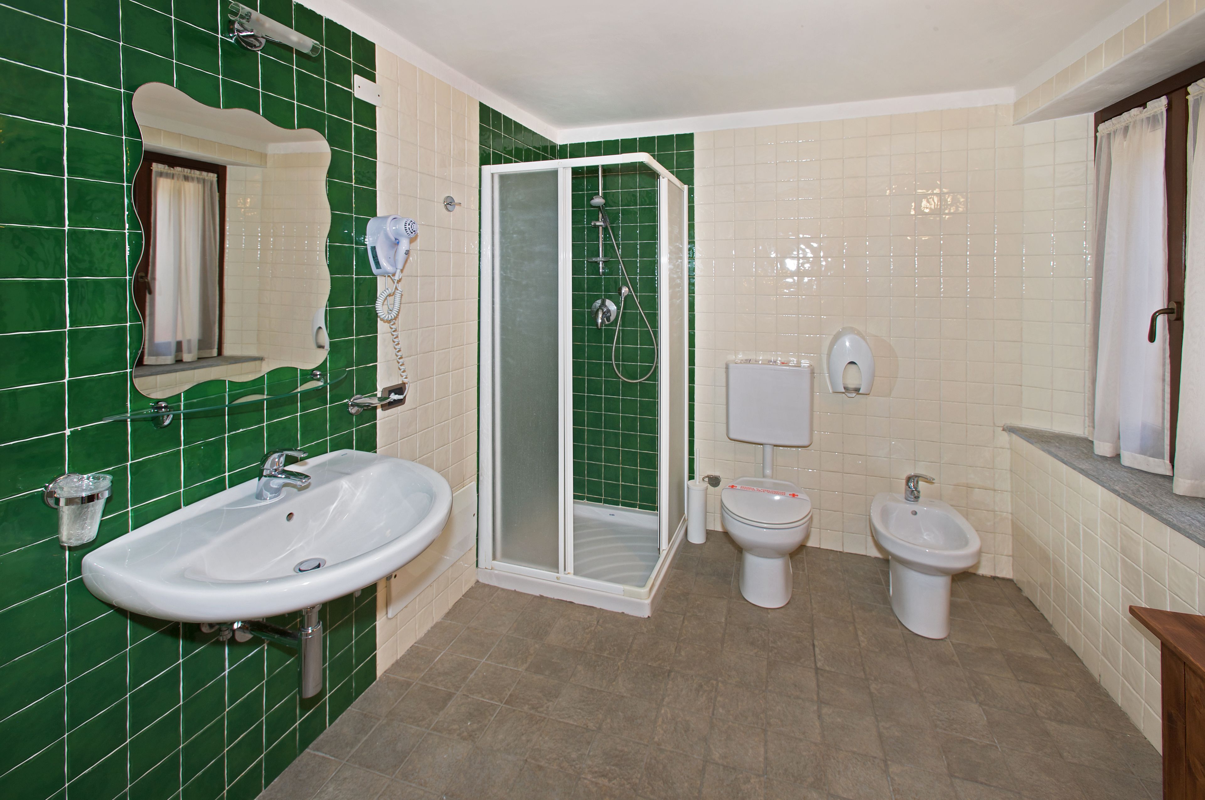 shower, rainfall showerhead, free toiletries, hair dryer