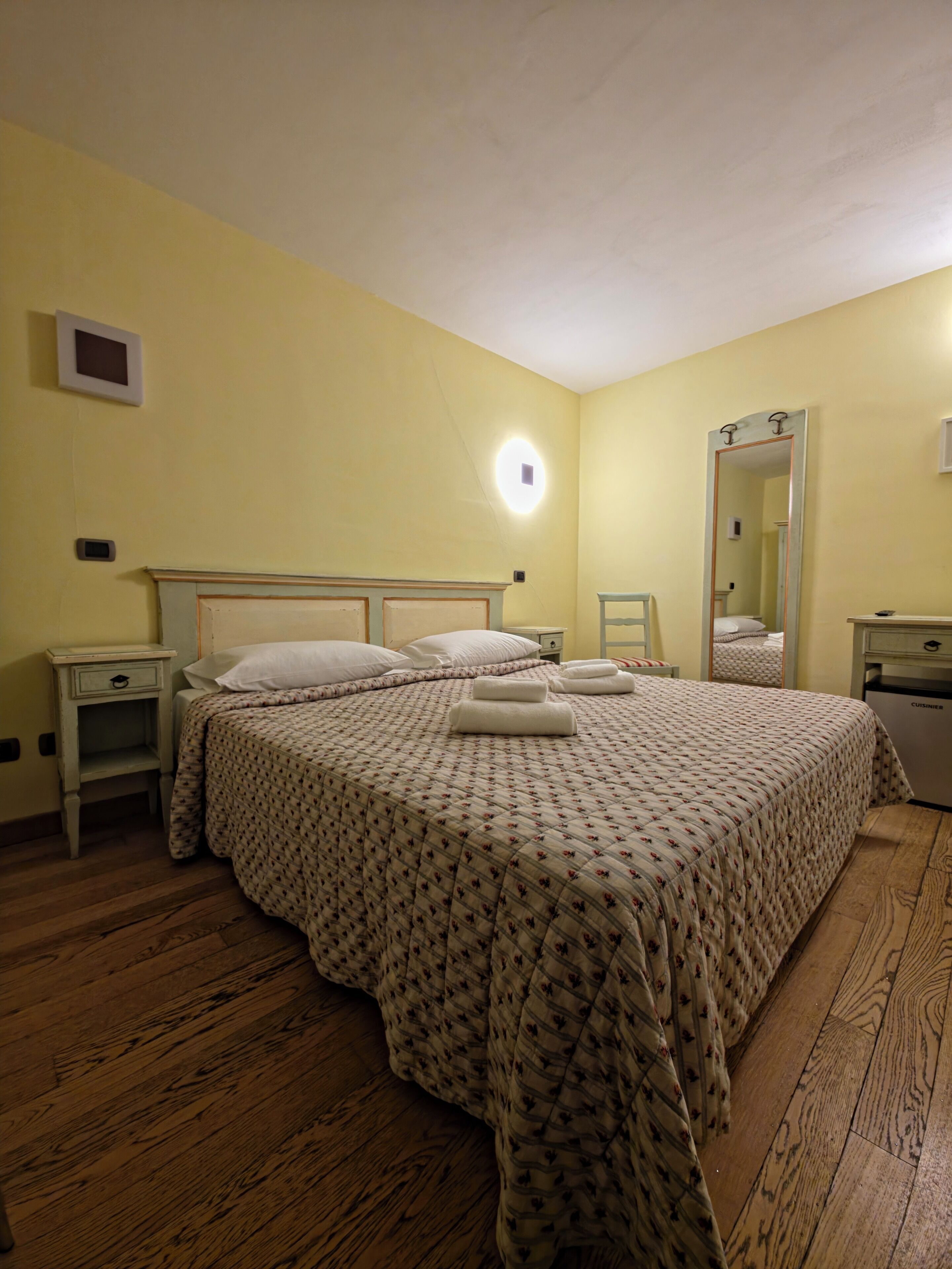 Kamar Double atau Twin Deluks | Selimut bulu angsa, minibar, meja kerja, dan tirai kedap cahaya