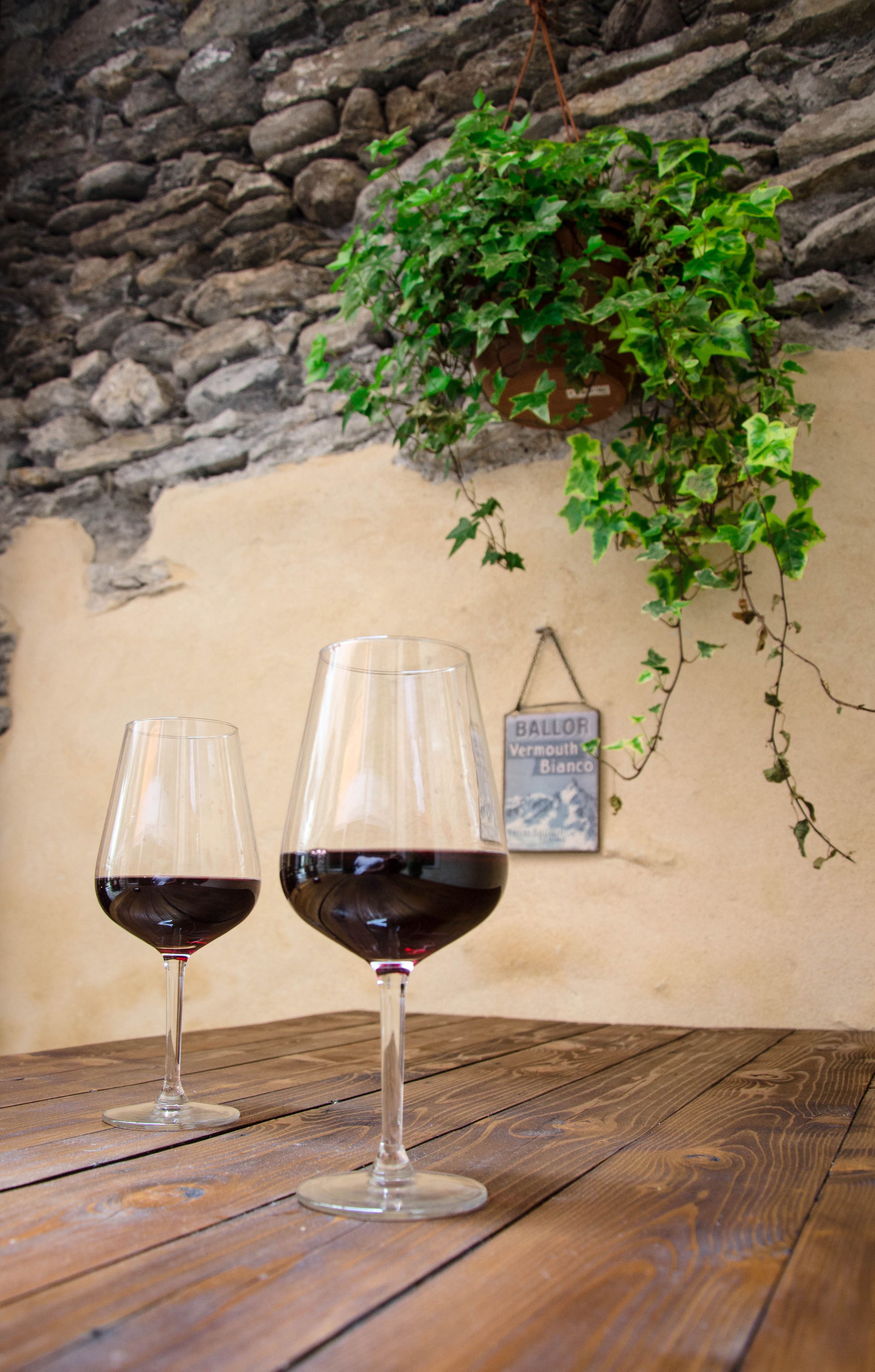 serves breakfast and happy hour