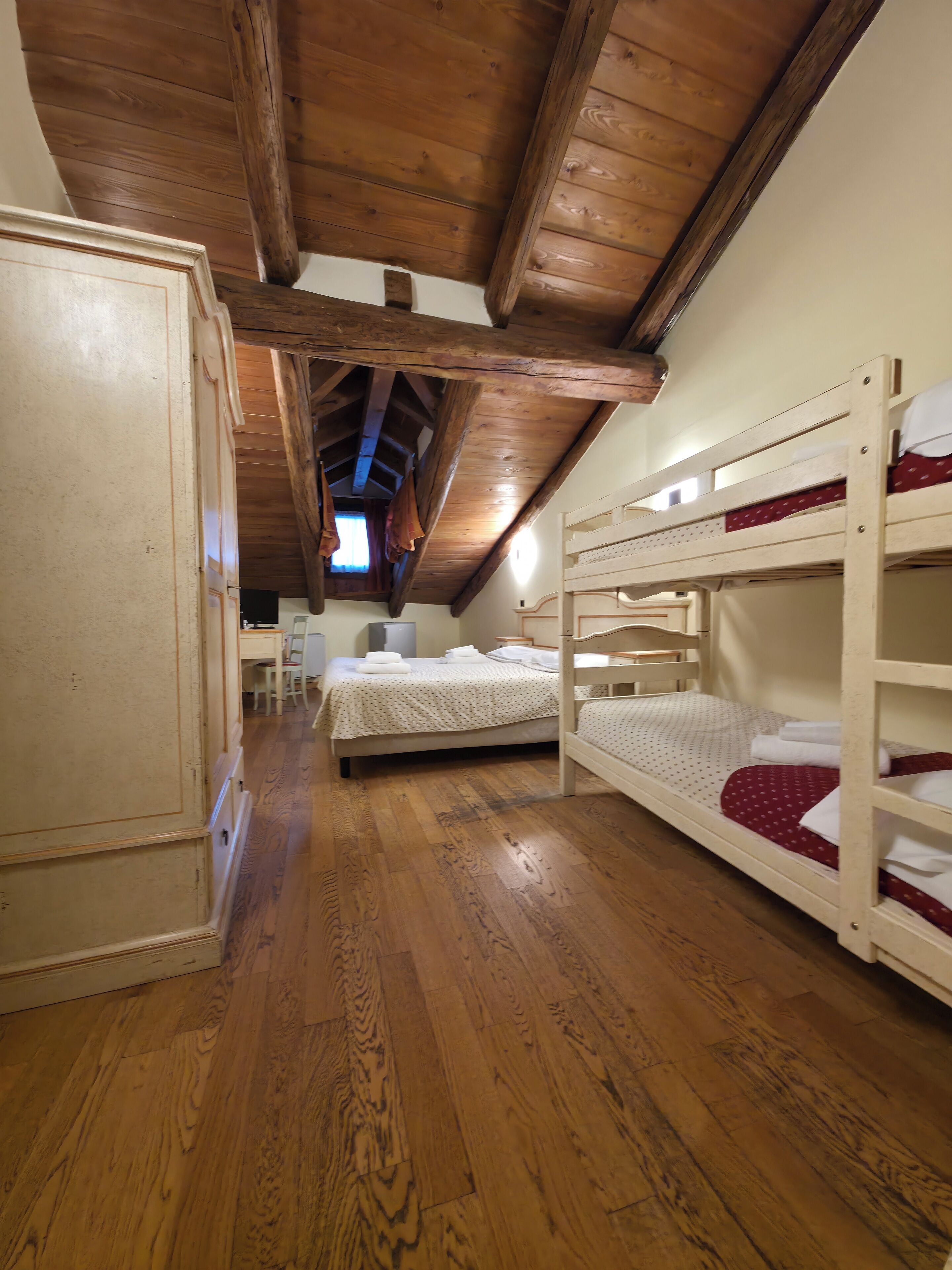 Chambre Quadruple Classique | Couette en duvet d'oie, minibar, bureau, rideaux occultants