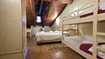 Klassieke vierpersoonskamer | Donsdekens, een minibar, een bureau, verduisterende gordijnen