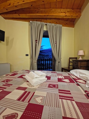 Habitación Deluxe, 1 cama de matrimonio | Edredones de plumas, minibar, escritorio y cortinas opacas