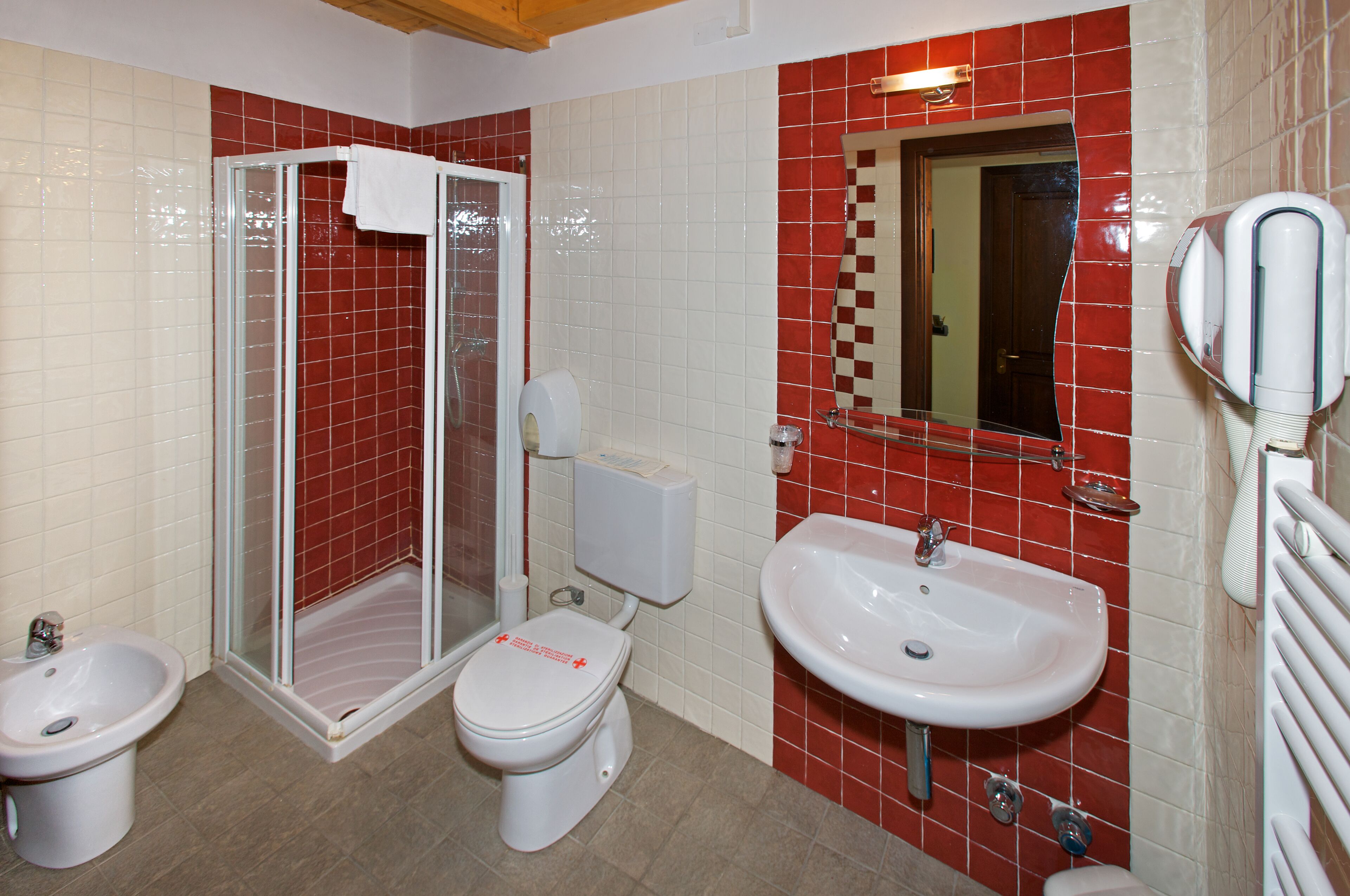 shower, rainfall showerhead, free toiletries, hair dryer