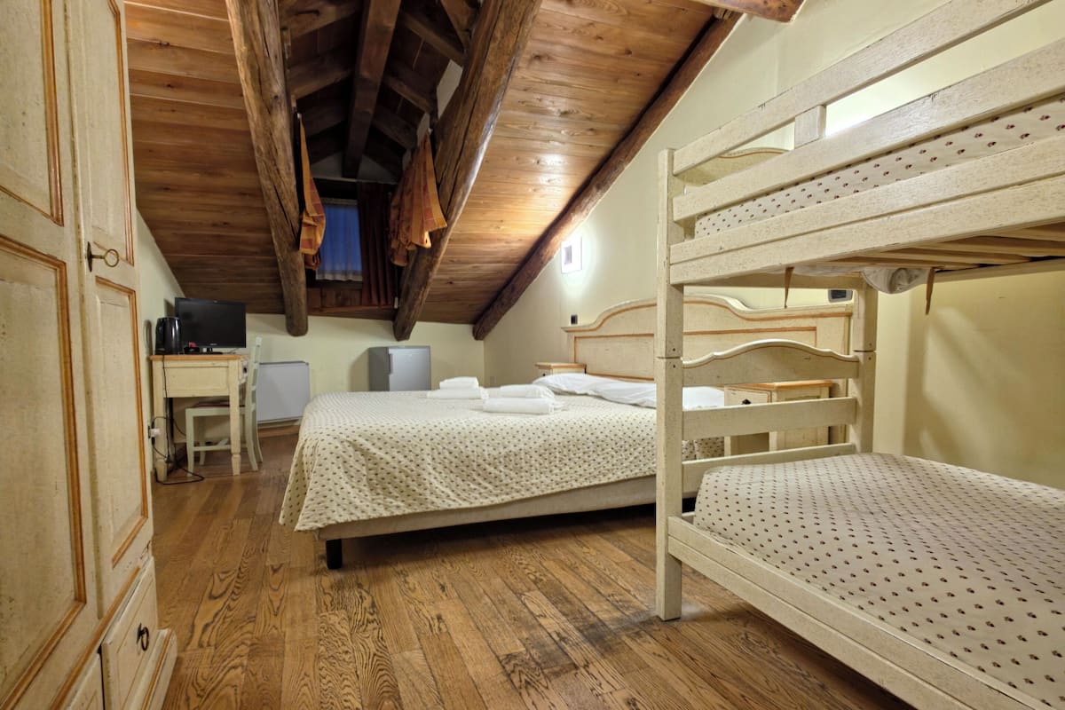 Quadrupla Classic | Copriletto in piuma, minibar, una scrivania, tende oscuranti