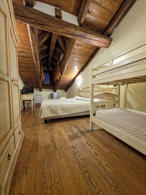 Kamar Quadruple Klasik | Selimut bulu angsa, minibar, meja kerja, dan tirai kedap cahaya