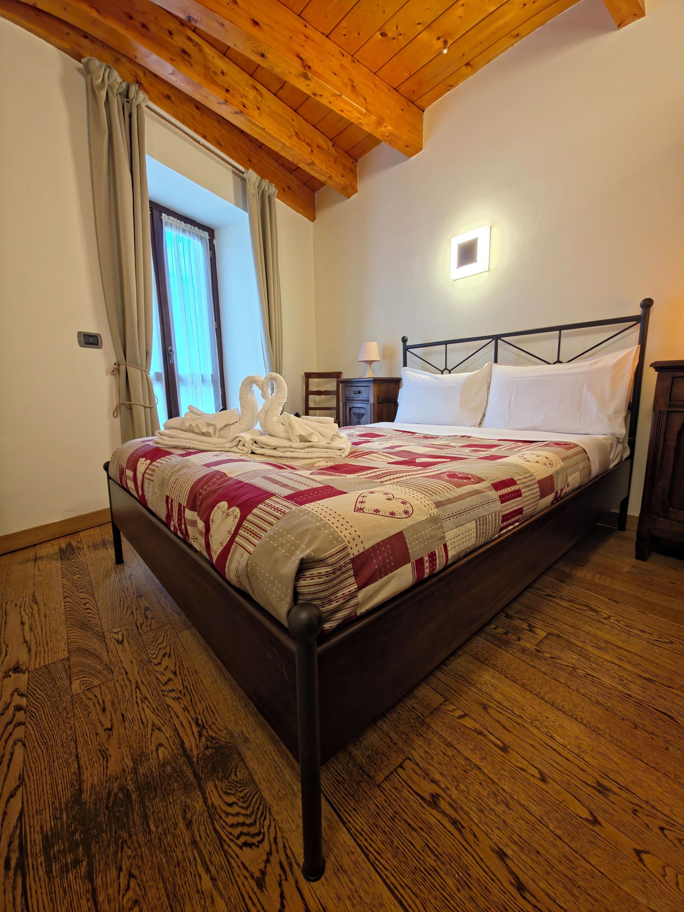 Quarto luxo, 1 cama Queen | Edredons de pluma, frigobar, espaço de trabalho para notebook