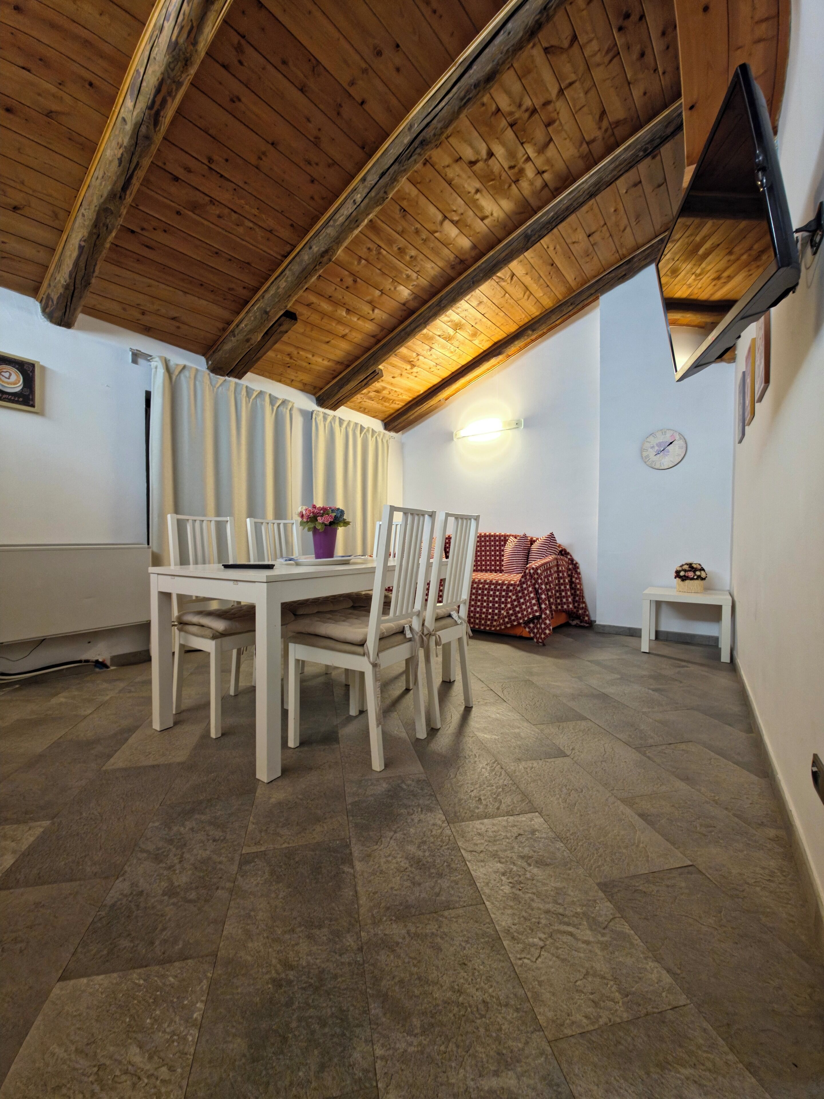 独特公寓 | 起居区 | 24-英寸纯平电视（配备数码频道）