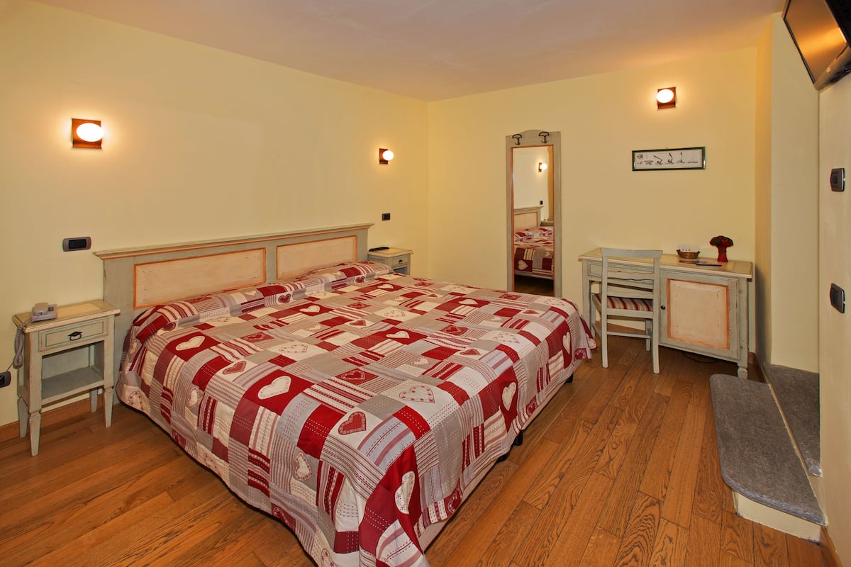 Down duvets, minibar, desk, blackout curtains