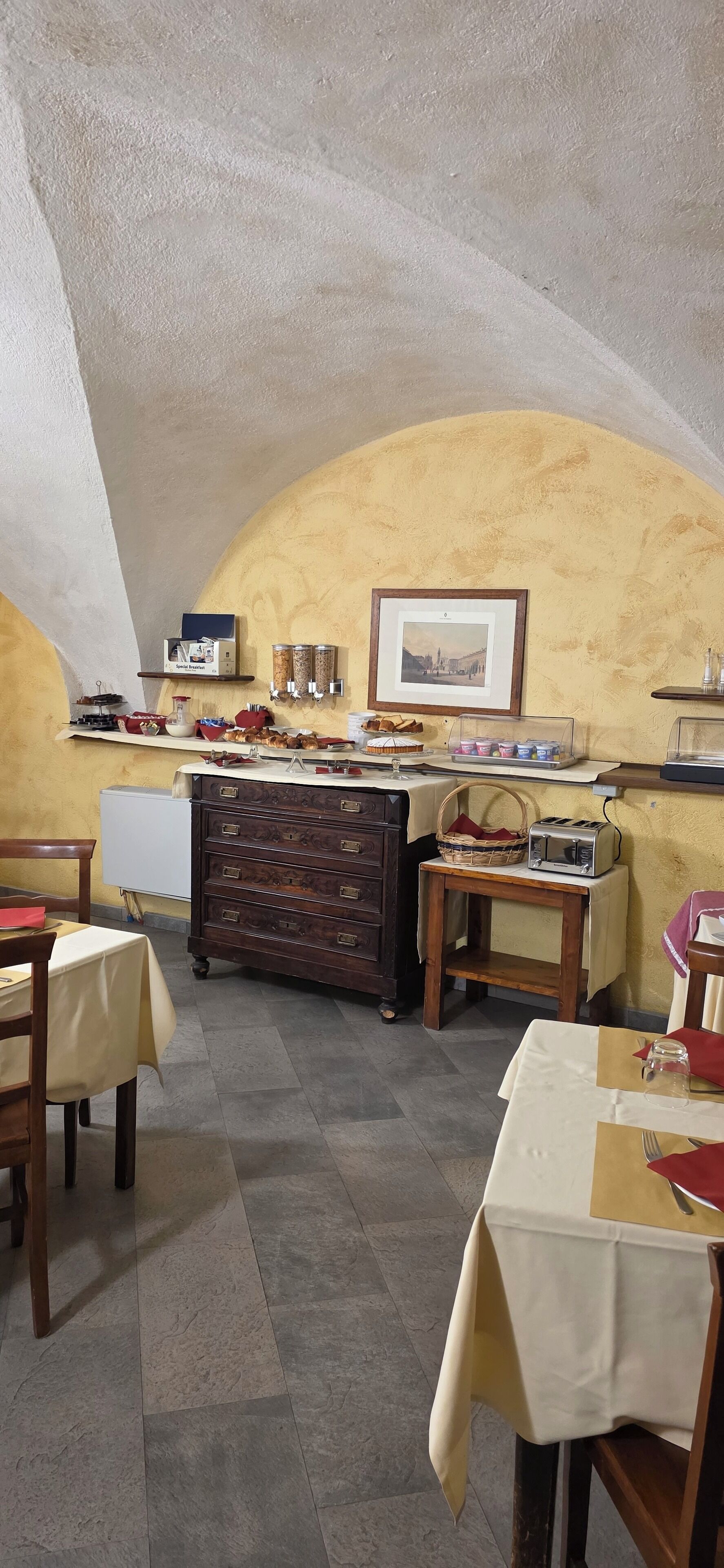 Tägliches Frühstücksbuffet (9 EUR pro Person)