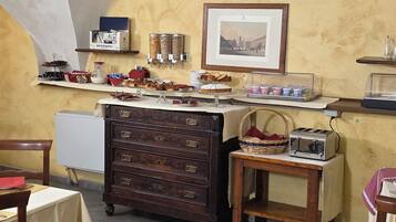 Petit déjeuner buffet (9 EUR par personne)