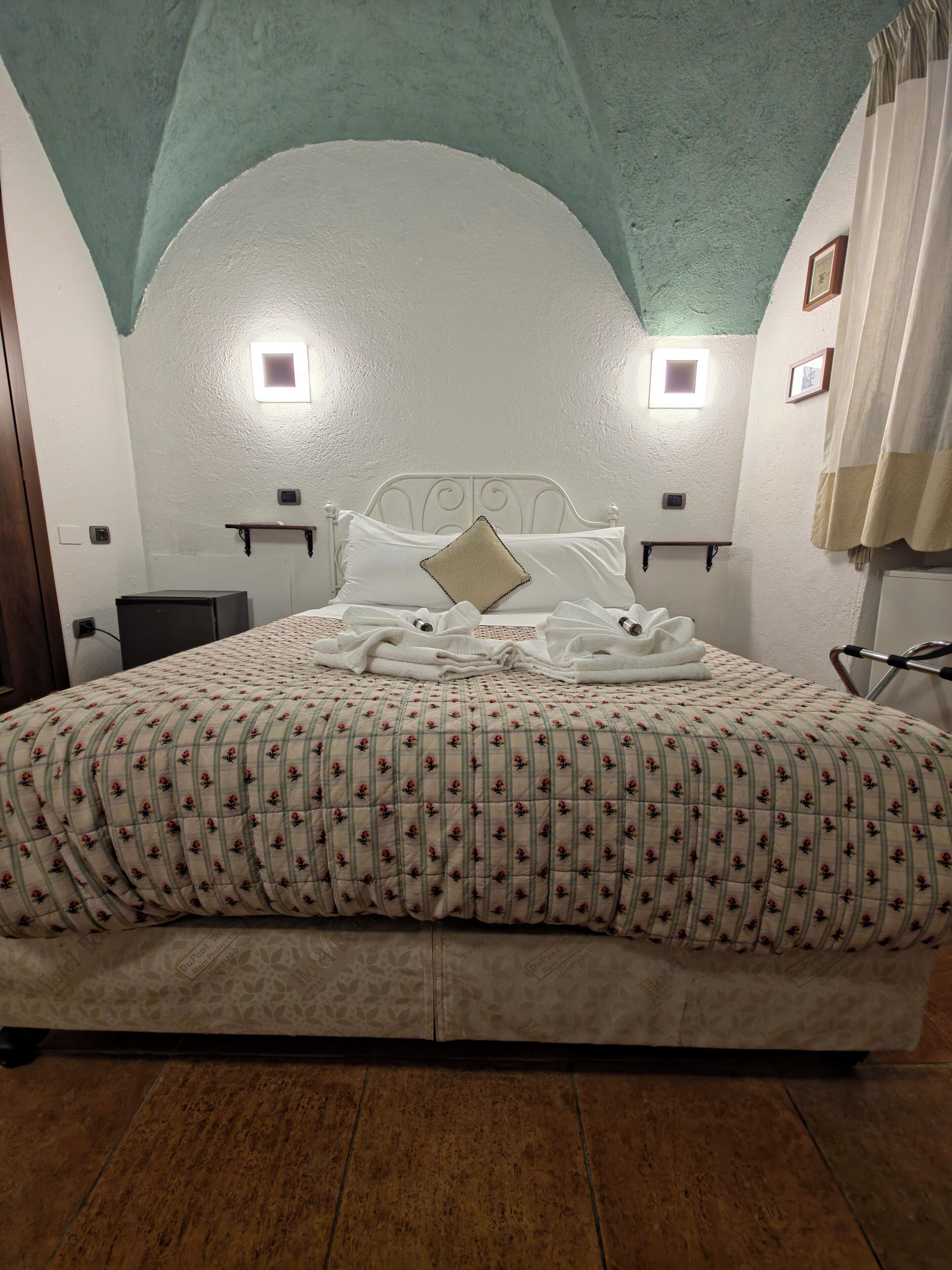 Deluxe Room, 1 Queen Bed | Hypo-allergenic bedding, down comforters, memory foam beds, minibar