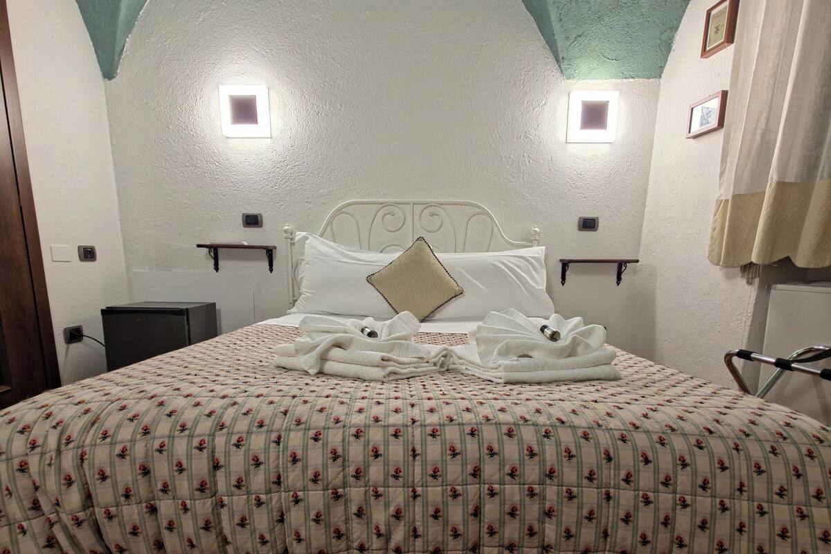 Deluxe-Zimmer, 1 Queen-Bett | Allergikerbettwaren, Daunenbettdecken, Betten mit Memory-Foam-Matratzen
