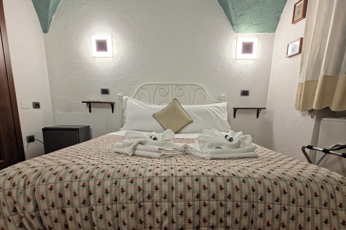 Habitación Deluxe, 1 cama Queen size | Ropa de cama hipoalergénica, edredón y camas con efecto memoria