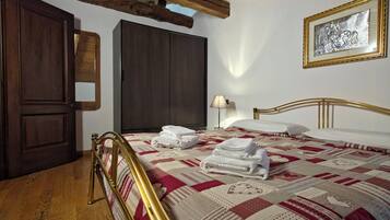 Exclusive Apartment | Down comforters, minibar, desk, blackout drapes