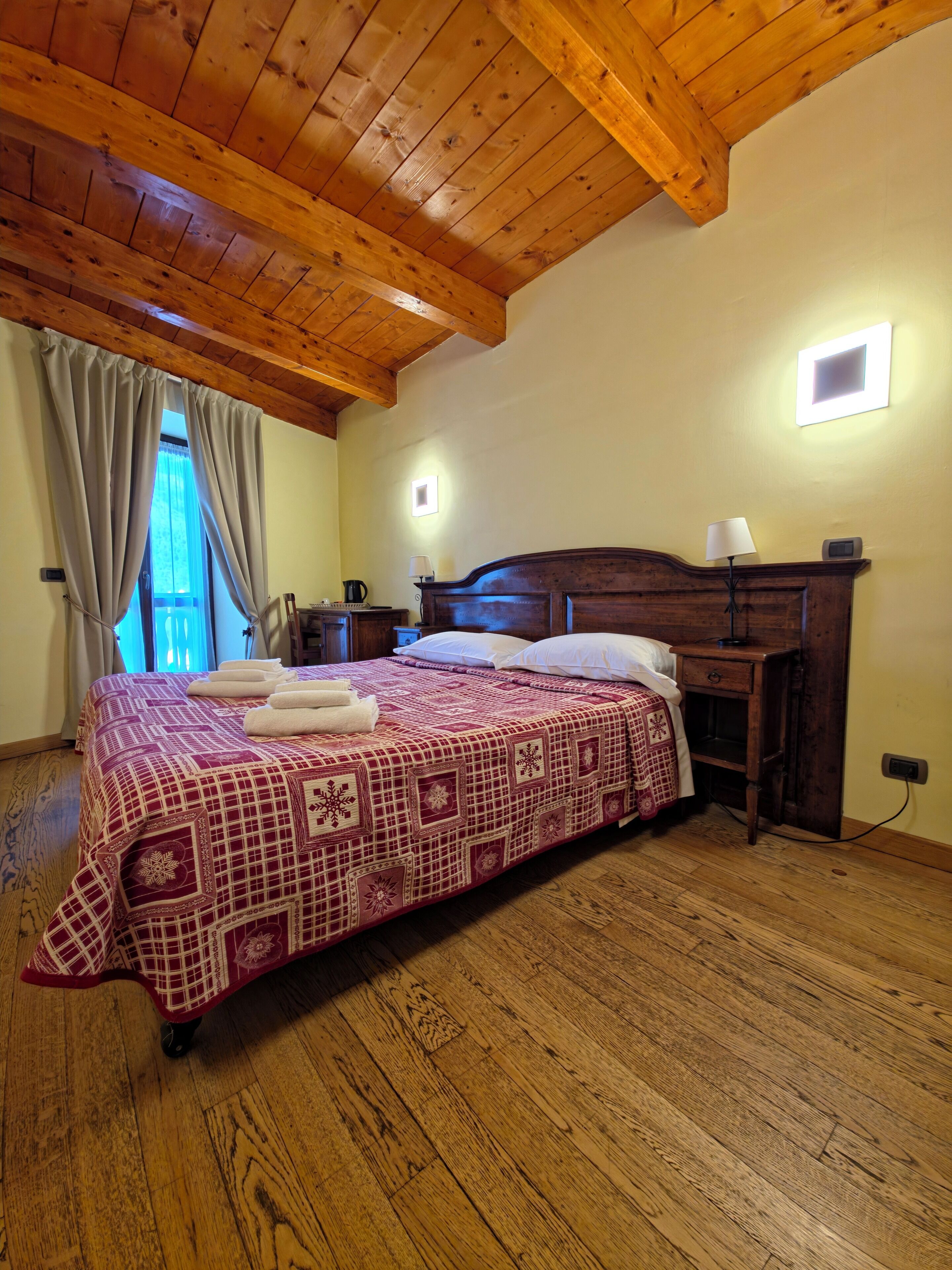 Deluxe-værelse med dobbeltseng eller 2 enkeltsenge - bjergudsigt | Dundyner, minibar, skrivebord, mørklægningsgardiner