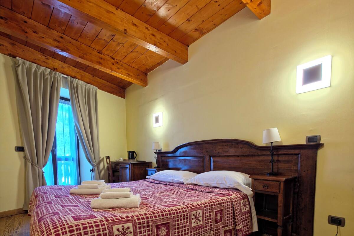 Deluxe-Doppel- oder -Zweibettzimmer, Bergblick | Allergikerbettwaren, Daunenbettdecken, Betten mit Memory-Foam-Matratzen