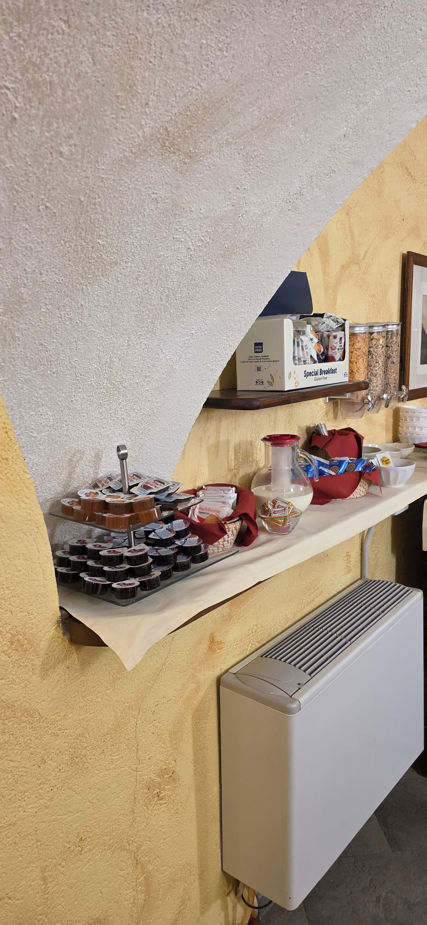 Una barra de desayuno con diversos alimentos y una caja que dice "Desayuno Especial Sin Gluten".