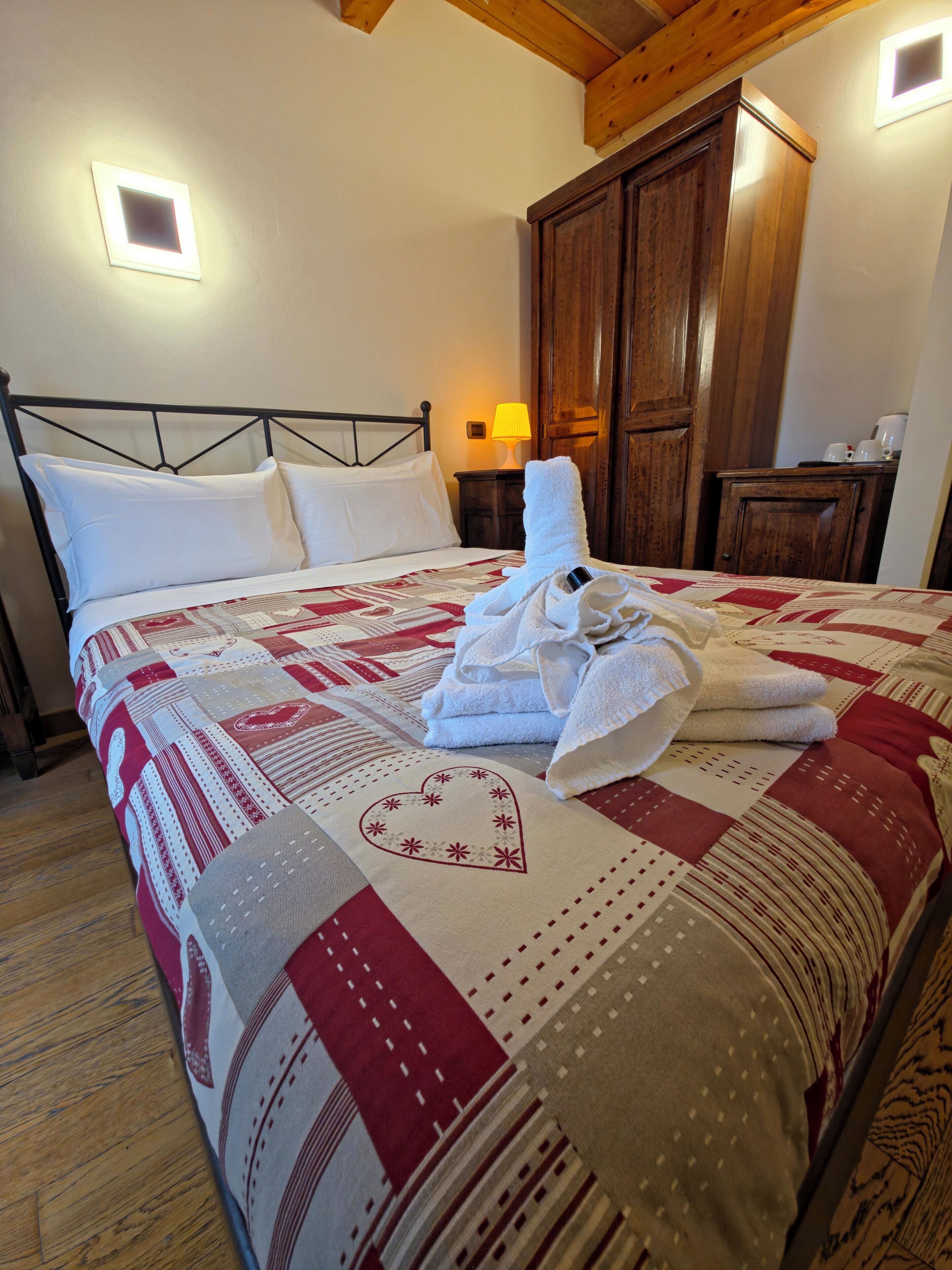 Deluxe Room, 1 Queen Bed, Mountain View | Hypo-allergenic bedding, down comforters, memory foam beds, minibar