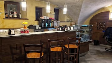 Serve café da manhã e happy hour