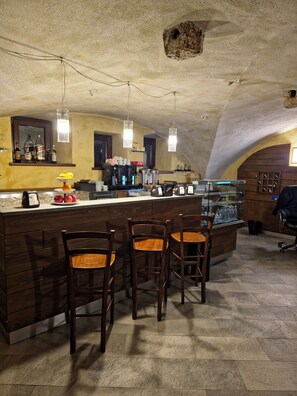 Serves breakfast and happy hour