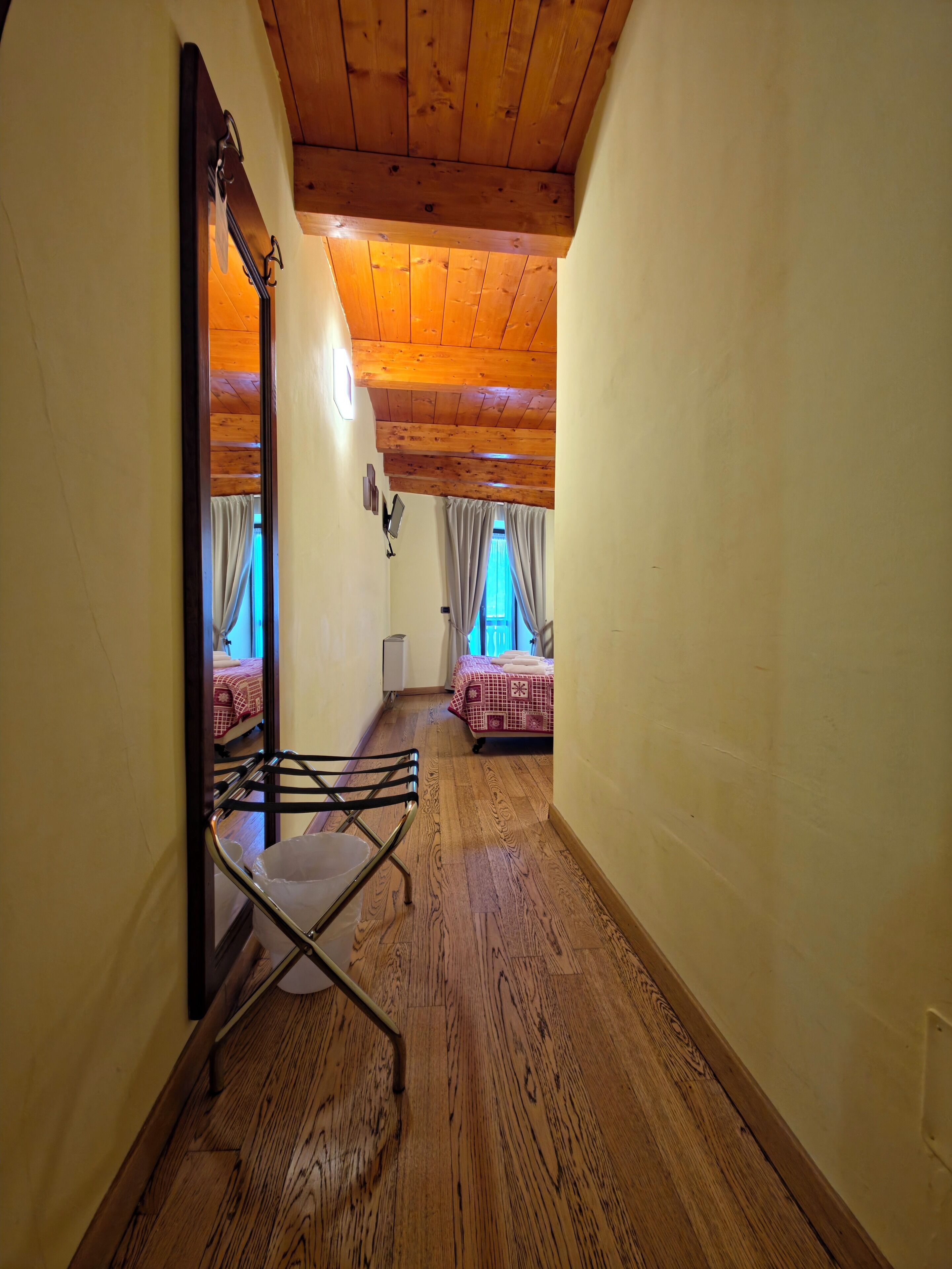 Deluxe dubbelrum eller tvåbäddsrum - utsikt mot bergen | Duntäcken, minibar, skrivbord och mörkläggningsgardiner